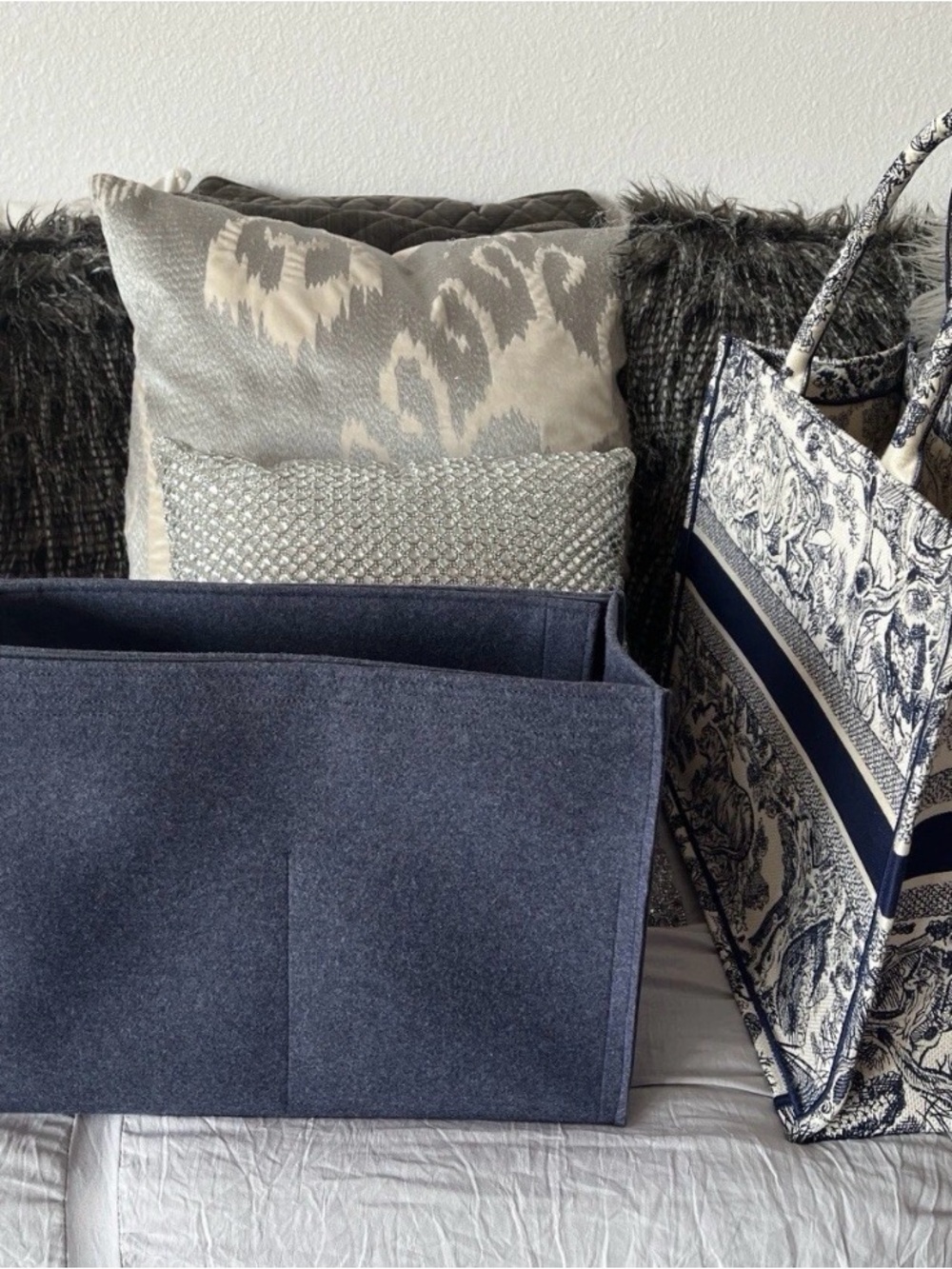 Dior gray and white gift box with gold logo - Picture 4 of 7